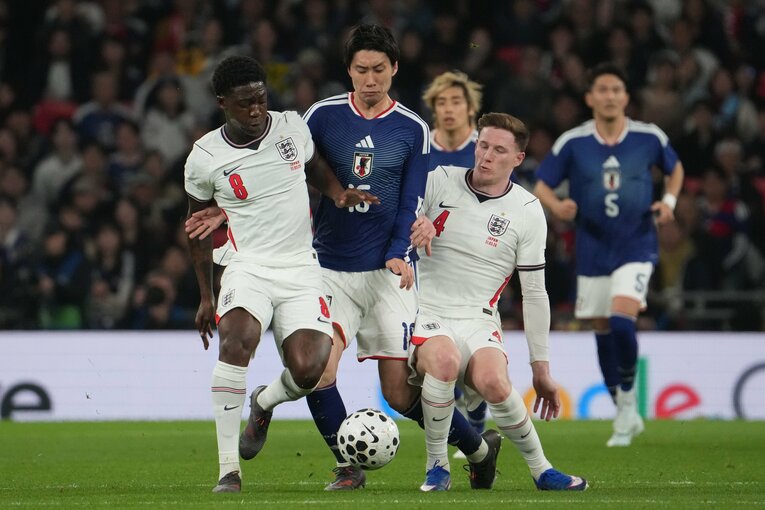 イングランドの選手に挟まれる鎌田大地　©Masashi Hara