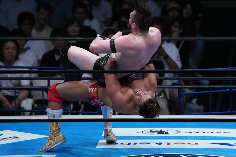 カラム・ニューマンをスープレックスで投げる上村優也　©Essei Hara