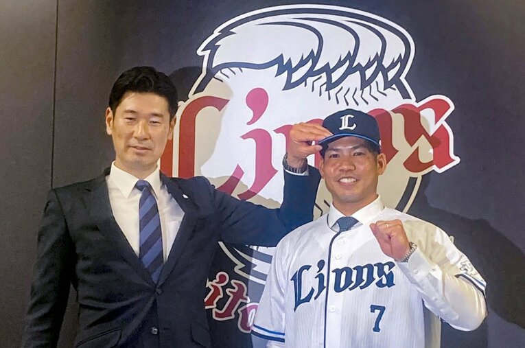 DeNAから桑原、日本ハムから石井と、2人の野手をFAで獲得し“チーム再建へ本気”を見せた西武　©JIJI PRESS