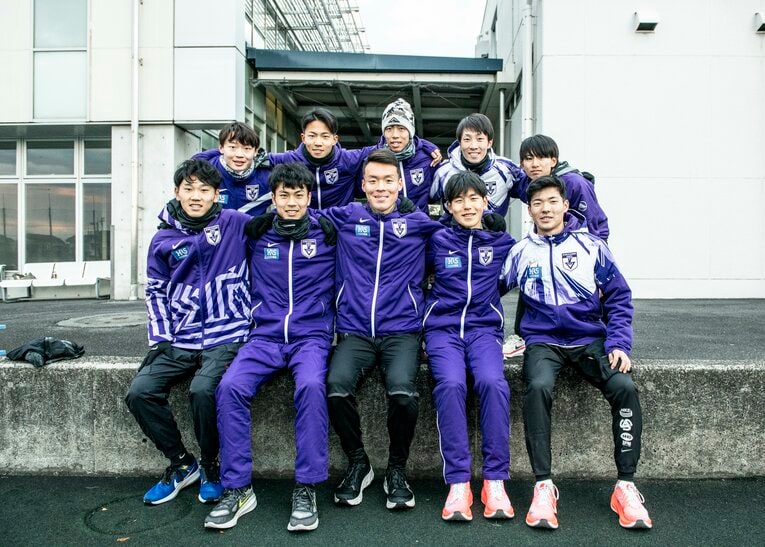 1区から順に集合写真を撮る選手たち。敗戦から一夜明け、その顔には希望を抱かせる笑顔があった　©Shunsuke Mizukami