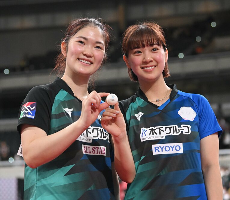 ダブルスではペアとしてもプレーする木原美悠（左）と長崎美柚　©JIJI PRESS