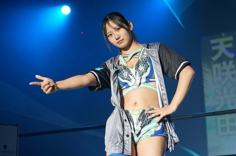 8月18日、安納サオリとの一戦に入場する天咲光由 ／ photograph by Essei Hara