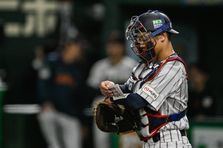 ピッチコムの使い方を確認する坂本誠志郎（阪神、32歳）　©Nanae Suzuki
