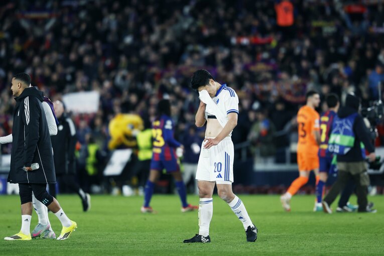 日本代表22歳DFがCLバルサ戦で「ボランチなの!?」「レバンドフスキに頭1つ飛び出て空中戦勝利」超ポリバレントな鈴木淳之介にカメラマン驚き(18)