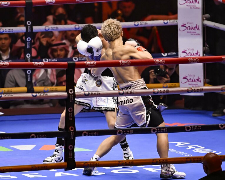 井上尚弥のボディでピカソの体が「く」の字に折れる【スワイプするとその他の写真もご覧になれます】©Hiroaki Finito Yamaguchi