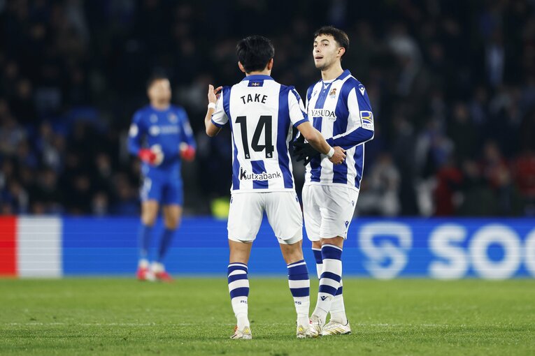 「173cmの久保建英が180cmに空中戦勝利」「反則まがいのマークも…」“キレキレな久保写真”を撮った中で、一瞬とらえた意外な仕草とは(11)