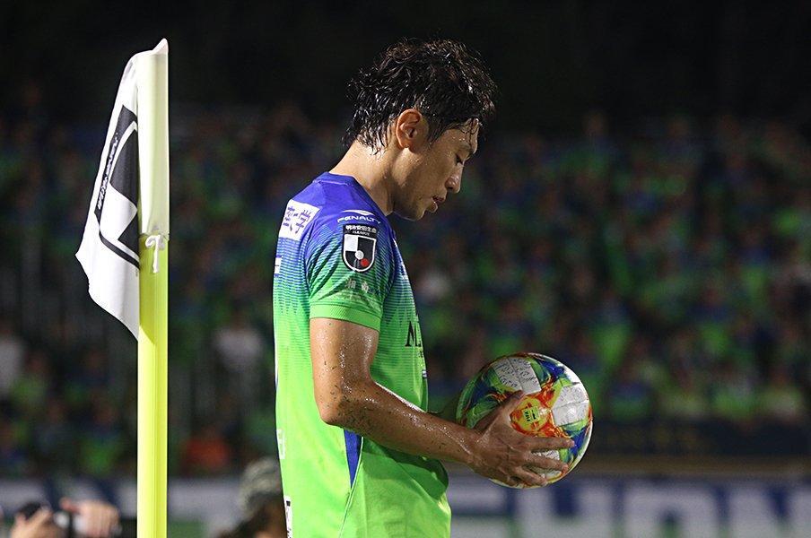 「変わらずやり切る」湘南らしさを。梅崎司は監督不在でも走り続ける。<Number Web> photograph by Takahito Ando