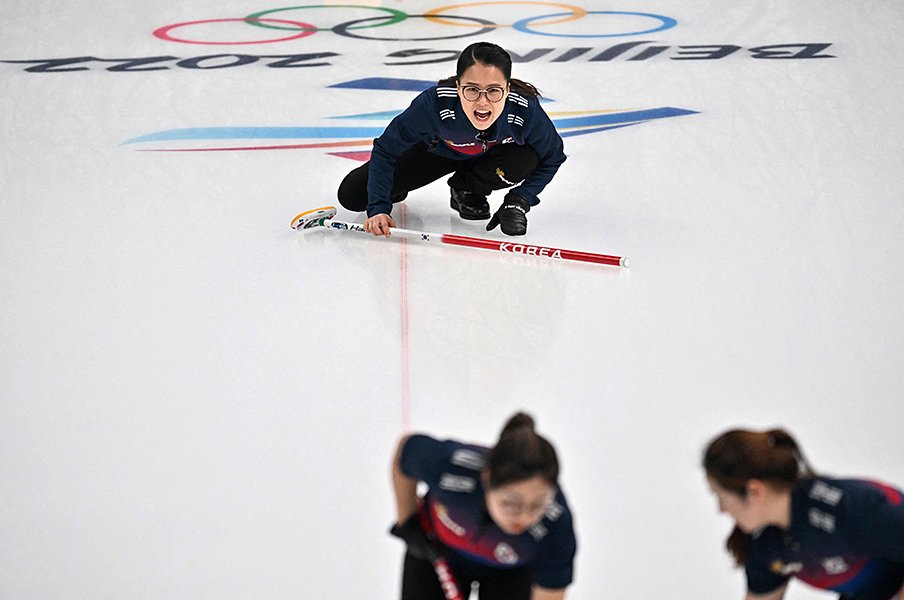 女子カーリング「メガネ先輩」は韓国とROCだけじゃない!…北京五輪各国と歴代メガネ選手を写真・映像で調べてみた結果<Number Web> photograph by LILLIAN SUWANRUMPHA / AFP / JIJI PRESS