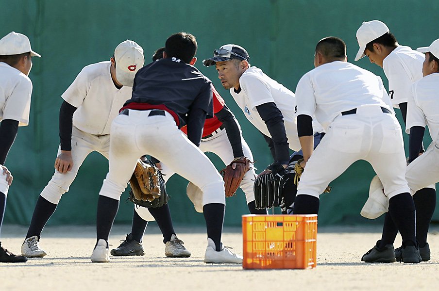 イチローと智弁和歌山ナインの距離が縮まった“10回ジャンプ” 「ものさし」を知った濃密な3日間〈夏の甲子園〉<Number Web> photograph by JIJI PRESS