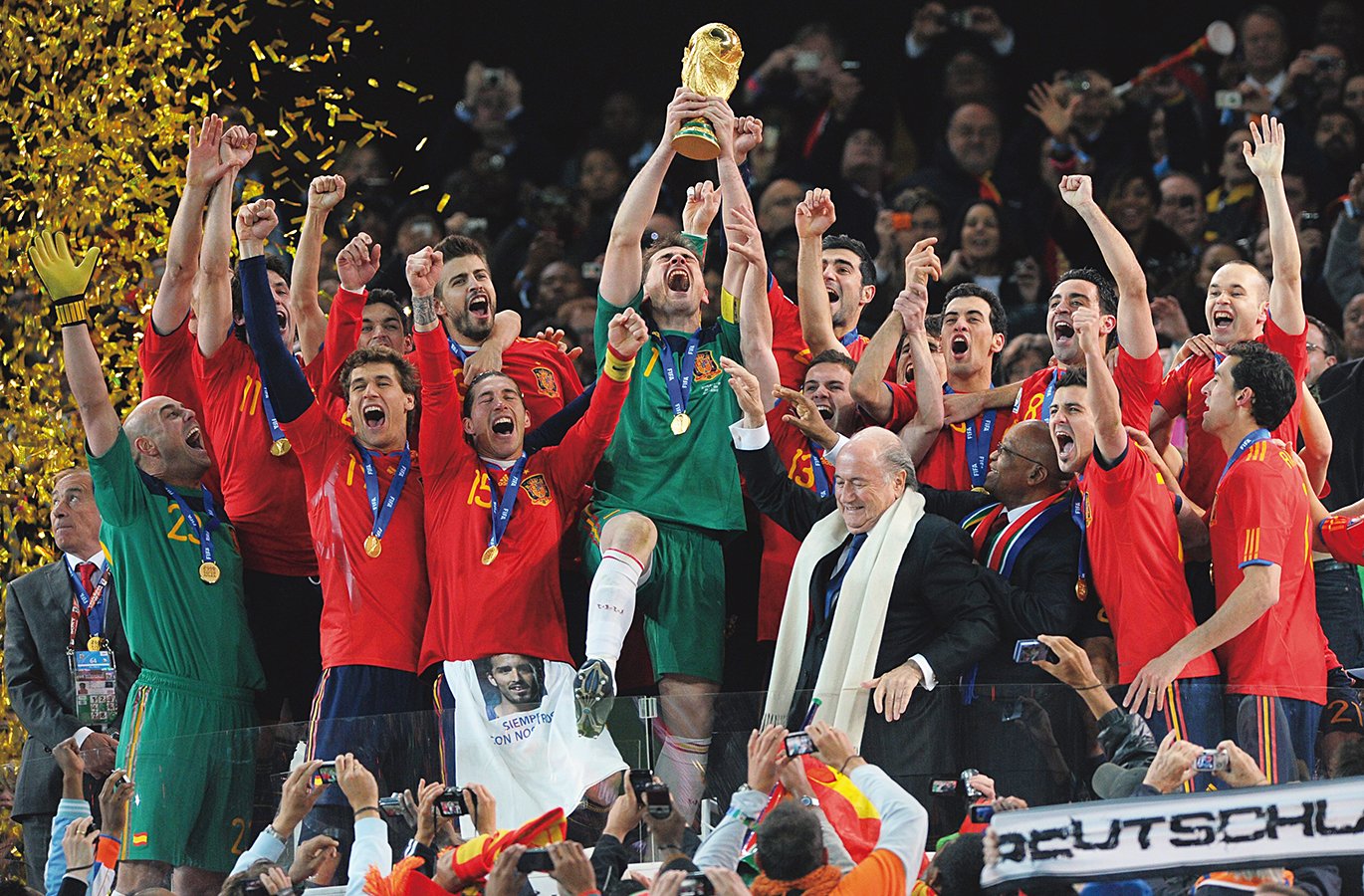 天才的な選手」ブスケッツを誰と組ませるか――2010年スペイン代表にW杯