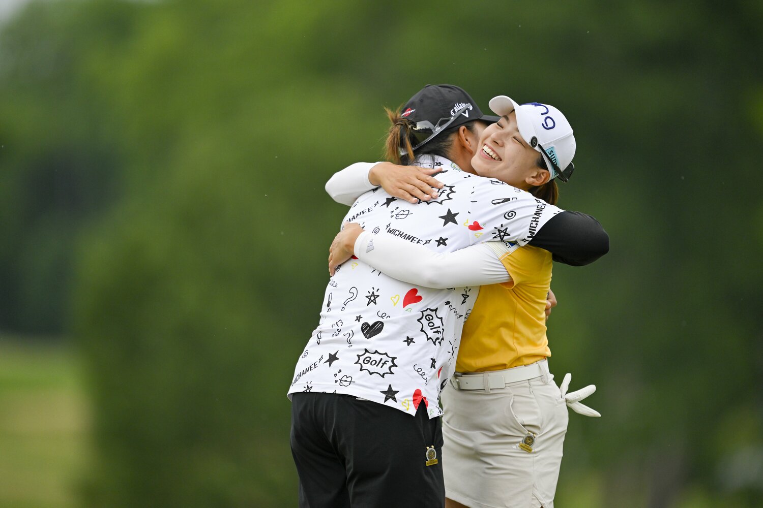 ラウンド後はハグで健闘を讃えあった渋野とミーチャイ。今後も切磋琢磨していくライバルの一人だ　©︎USGA/Logan Whitton