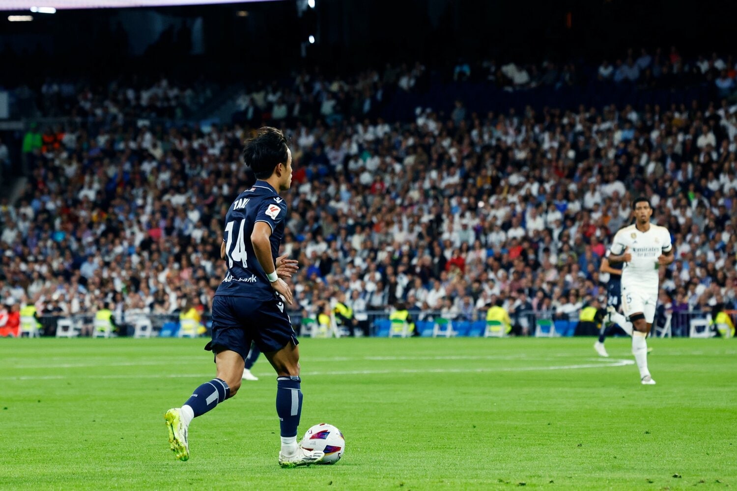 久保が中央にラストパスを送り込むと……