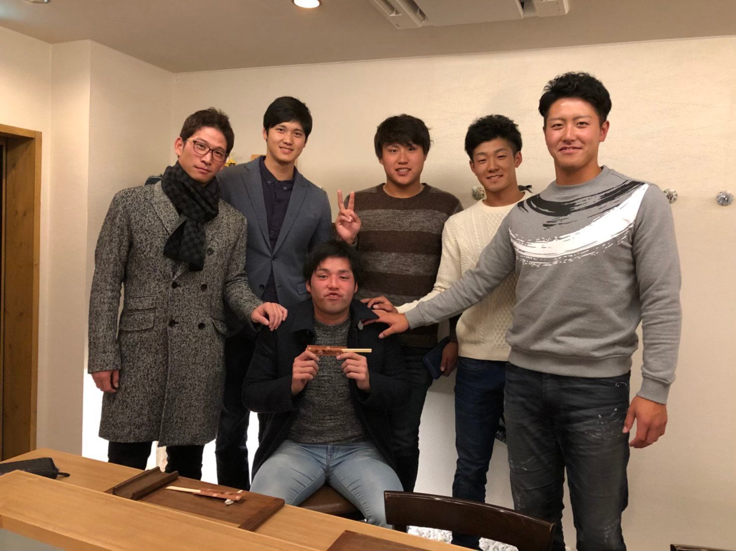 当時在籍していた同い年の選手たちで集まった食事会での記念写真。大谷翔平の右隣が森本さん　提供：森本龍弥