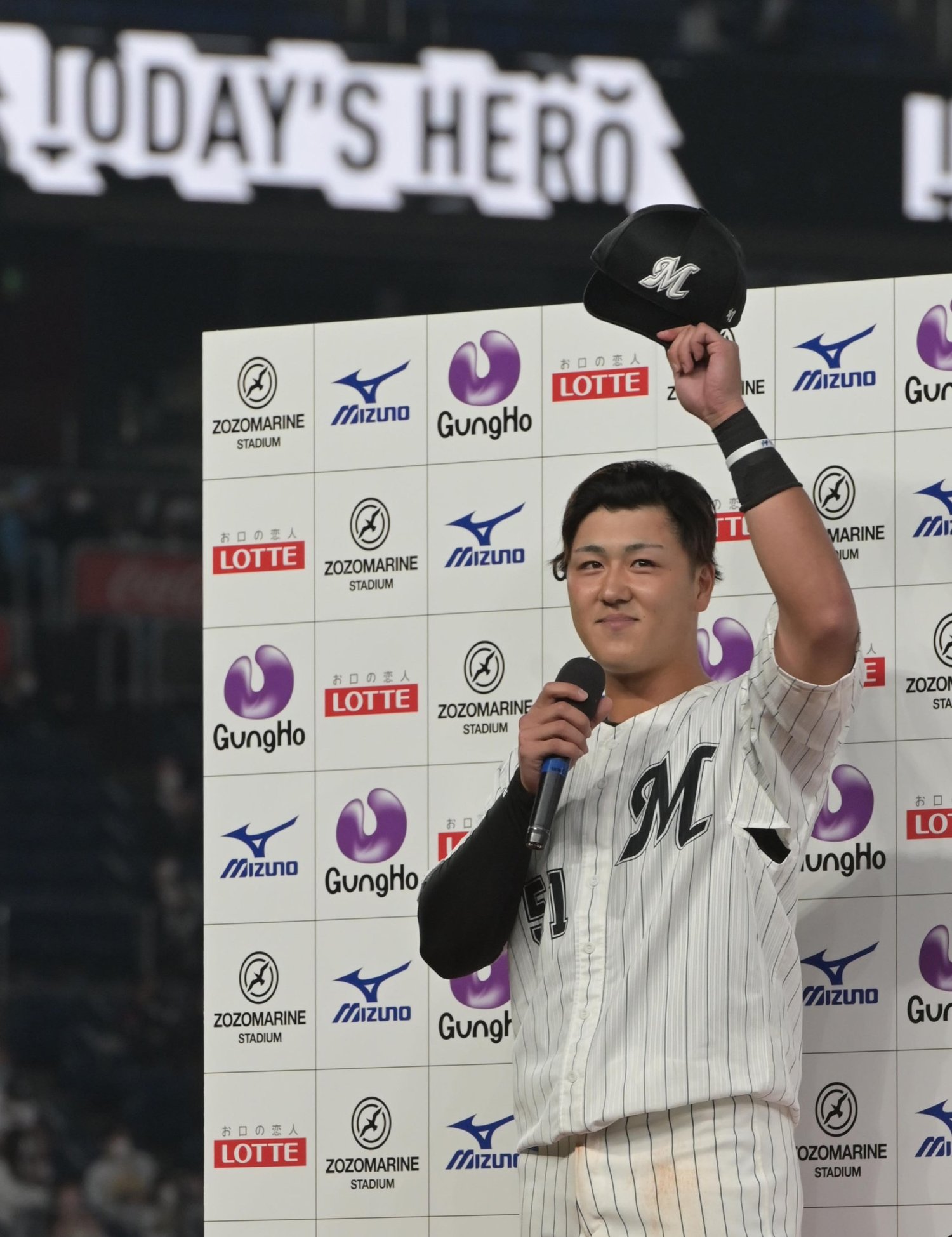 話題沸騰中の俳句でぺこぱの2人へ感謝を述べた山口航輝。この日がプロ初のお立ち台だった　©Sankei Shimbun