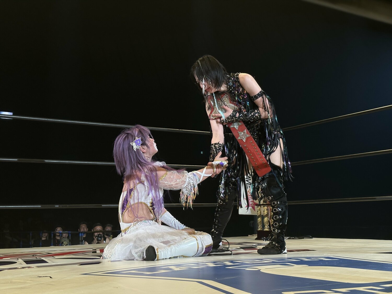 抱き合って涙すると握手をかわし、2人でリングを降りた　©Norihiro Hashimoto