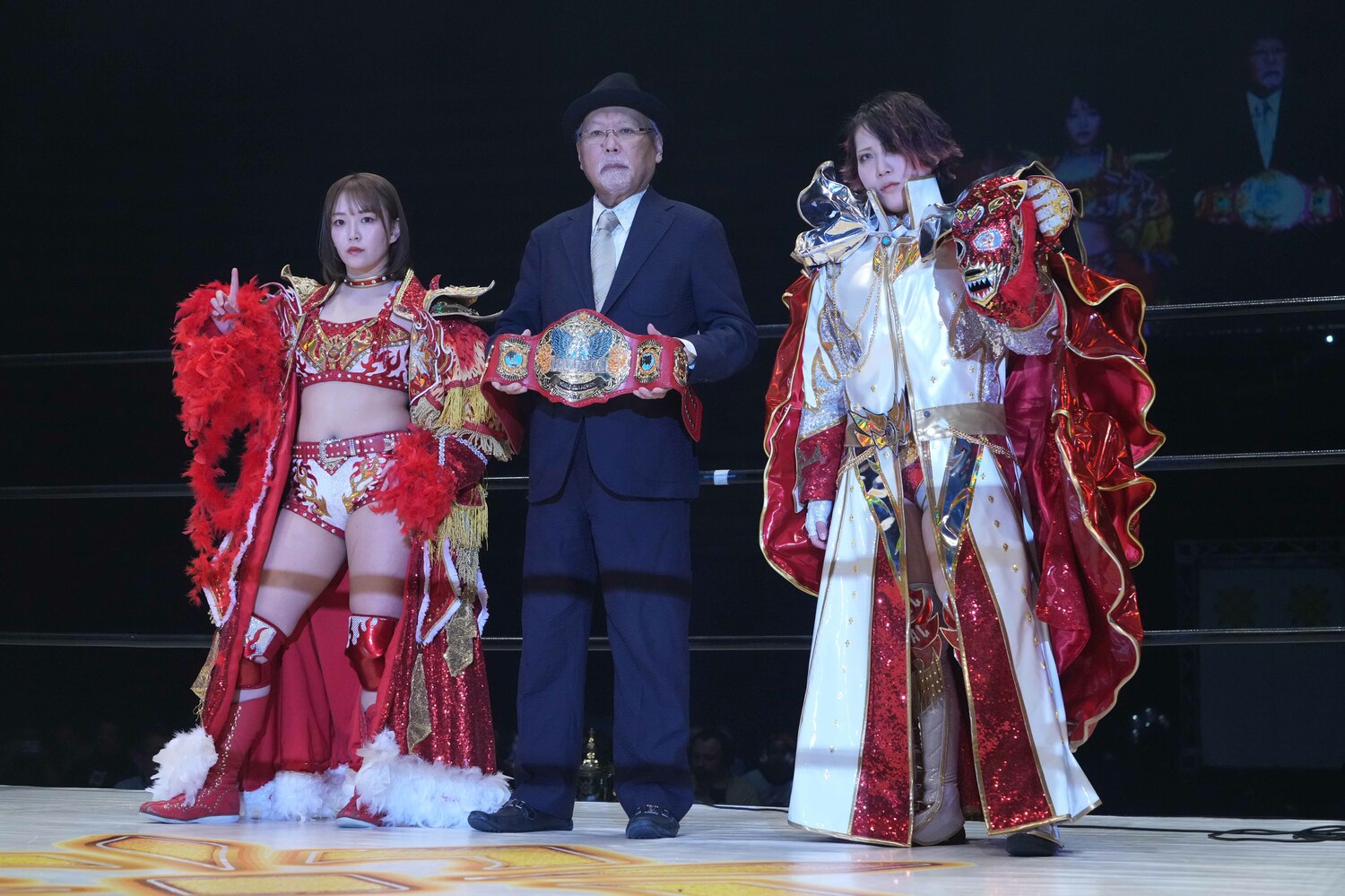 Sareeeに挑んだ林下詩美。中央はロッシー小川 ©Essei Hara