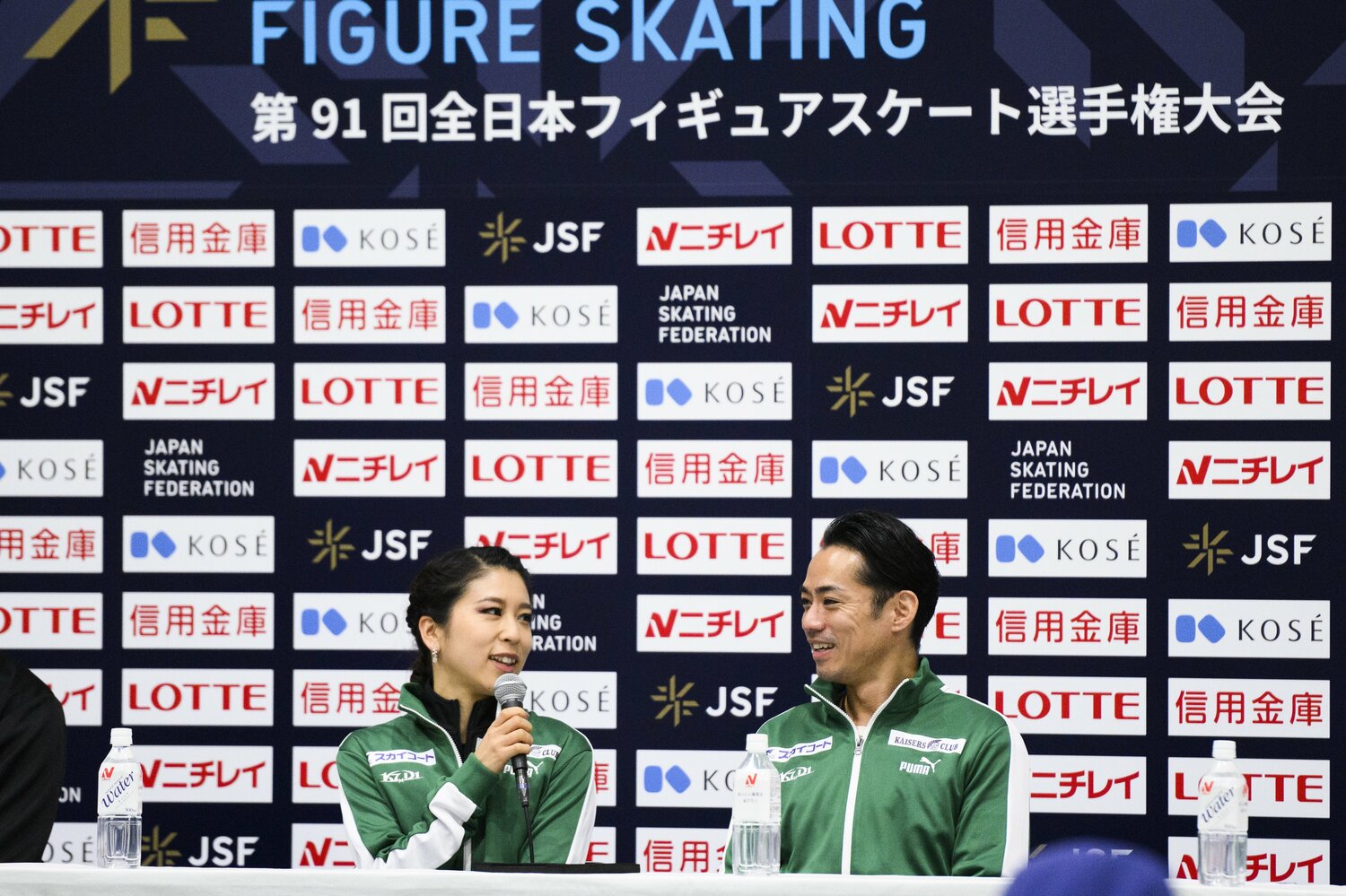 表彰式後の記者会見、高橋を見ながら受け答えをする村元 ©Asami Enomoto