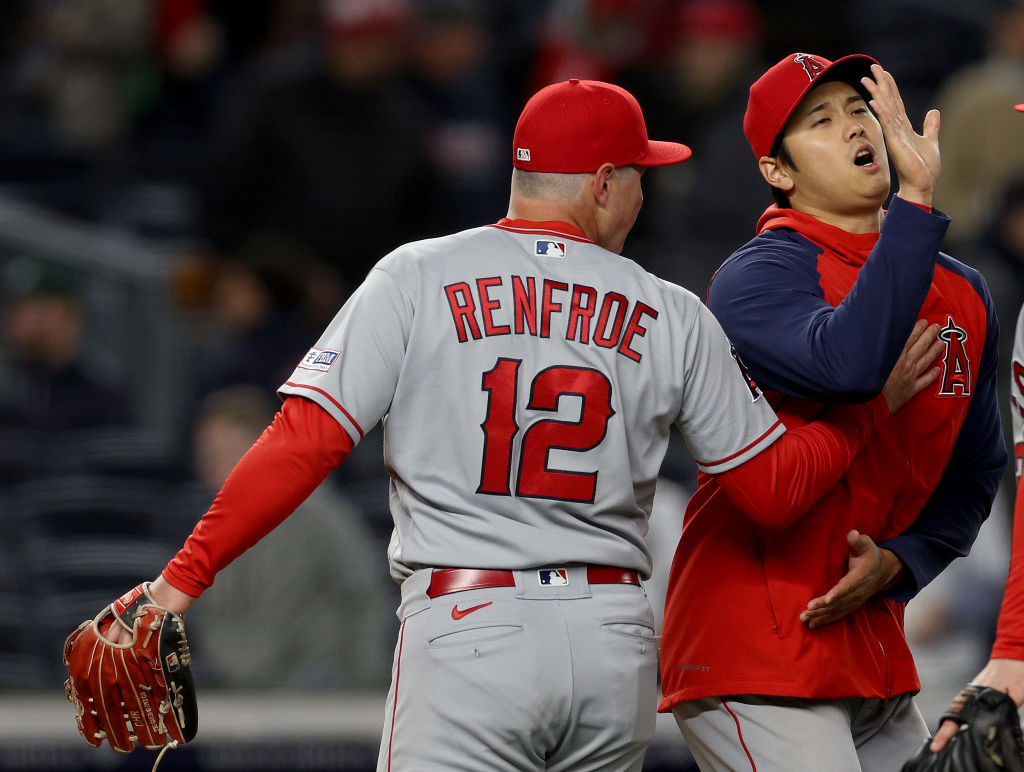 試合後ちょっかいを出すなど、レンフローも大谷と仲良さげ（写真は4月） ©Getty Images