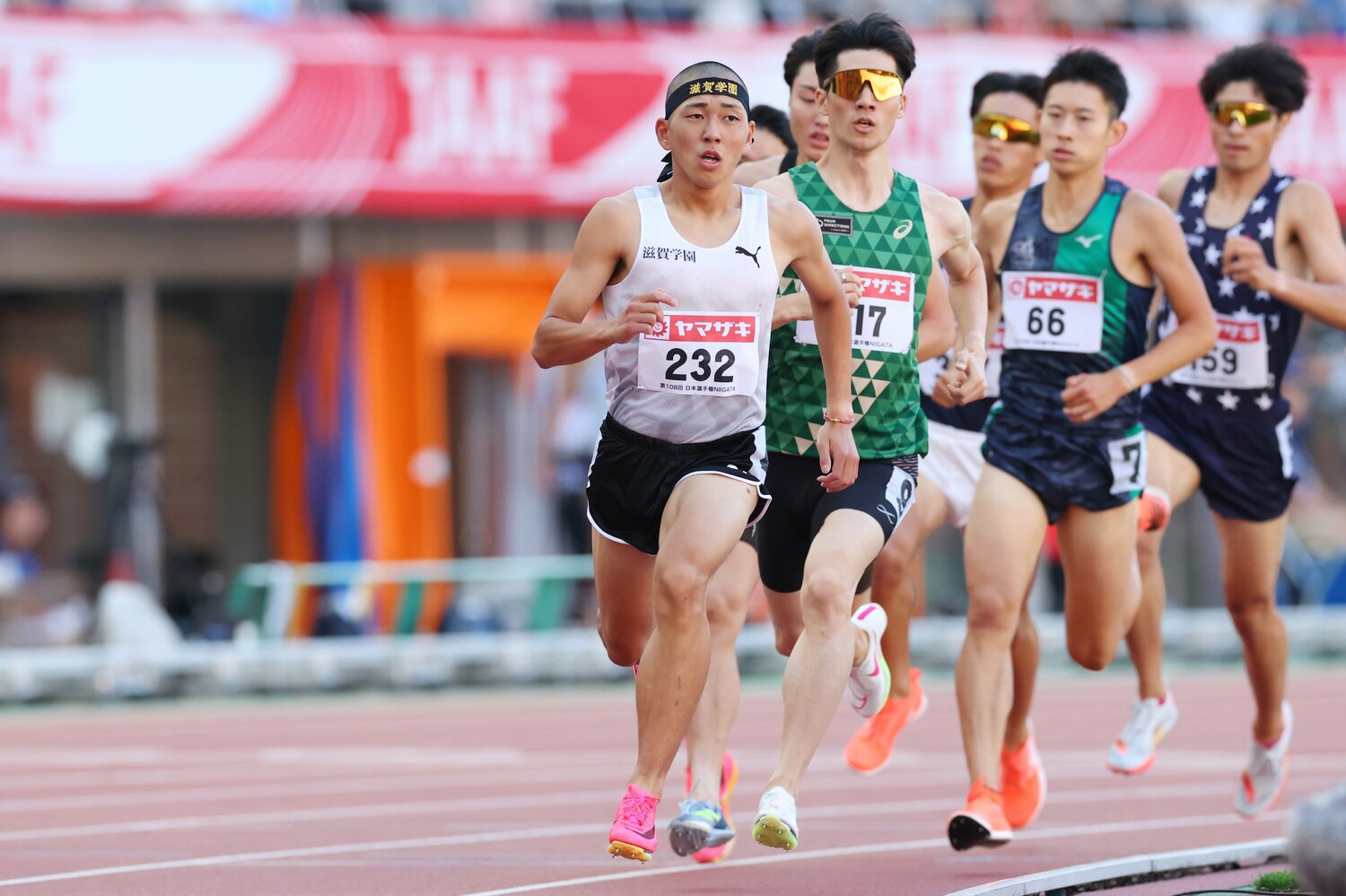 予選からいきなり日本歴代3位の好タイムをマーク。それも終始レースを引っ張ってのものだった　©AFLO