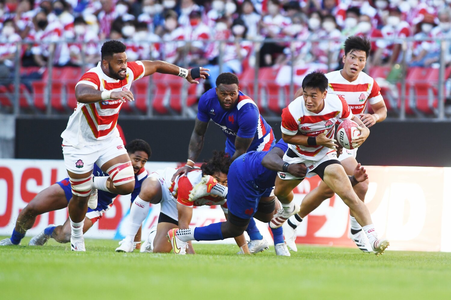 フランスの激しいタックルを浴びる李承信　©︎Itaru Chiba