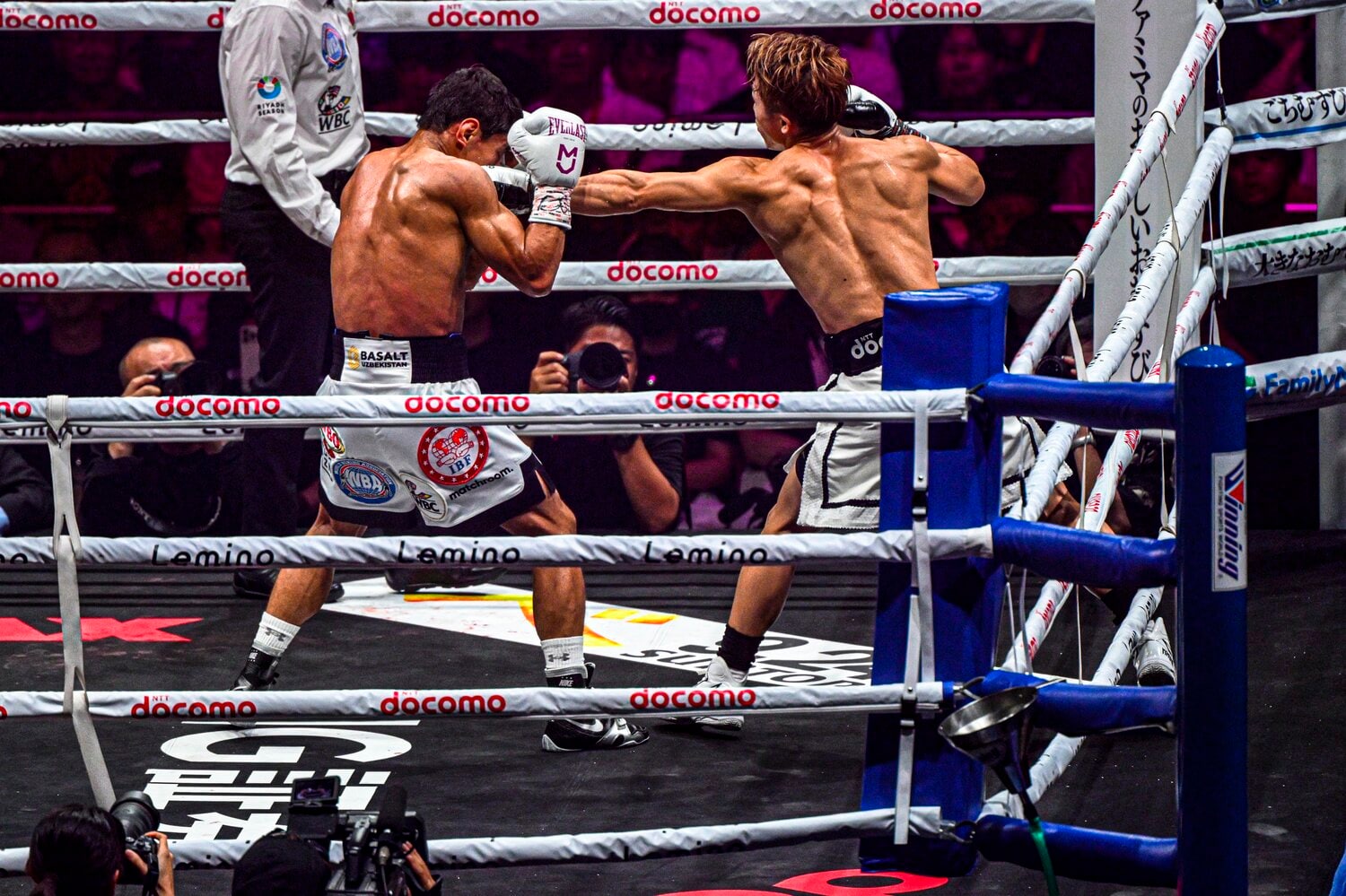 アフマダリエフの高いガードの隙間を突く井上尚弥の鋭いジャブ　©Takuya Sugiyama