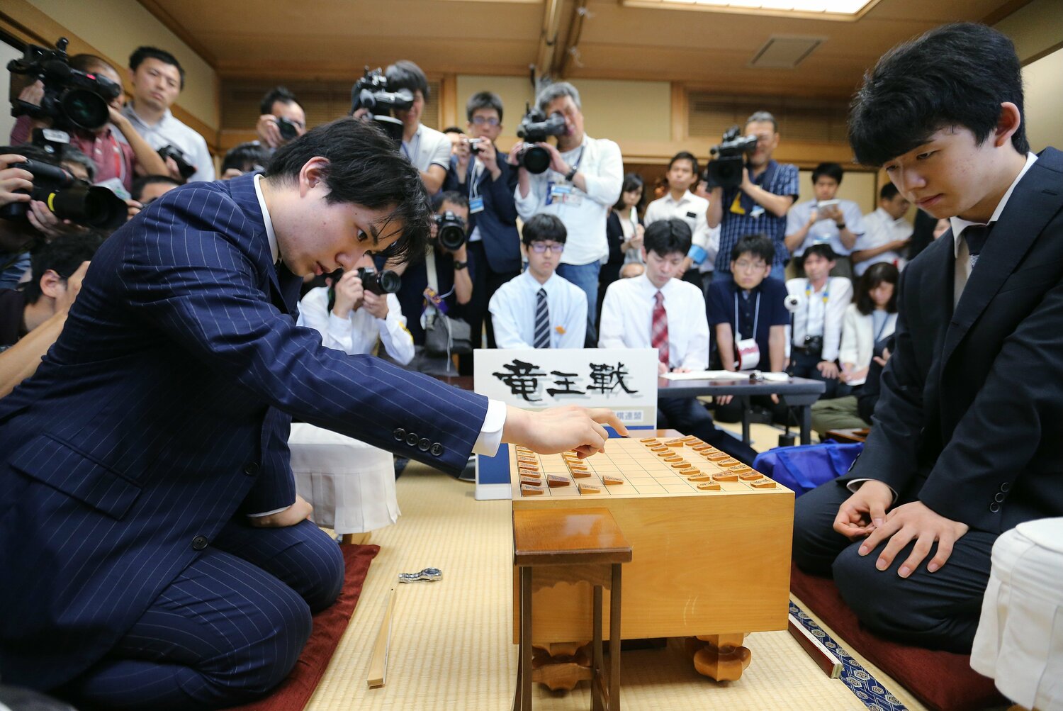 2017年、藤井四段のデビュー連勝記録を「29」で止めた時の佐々木勇気五段 ©JIJI PRESS