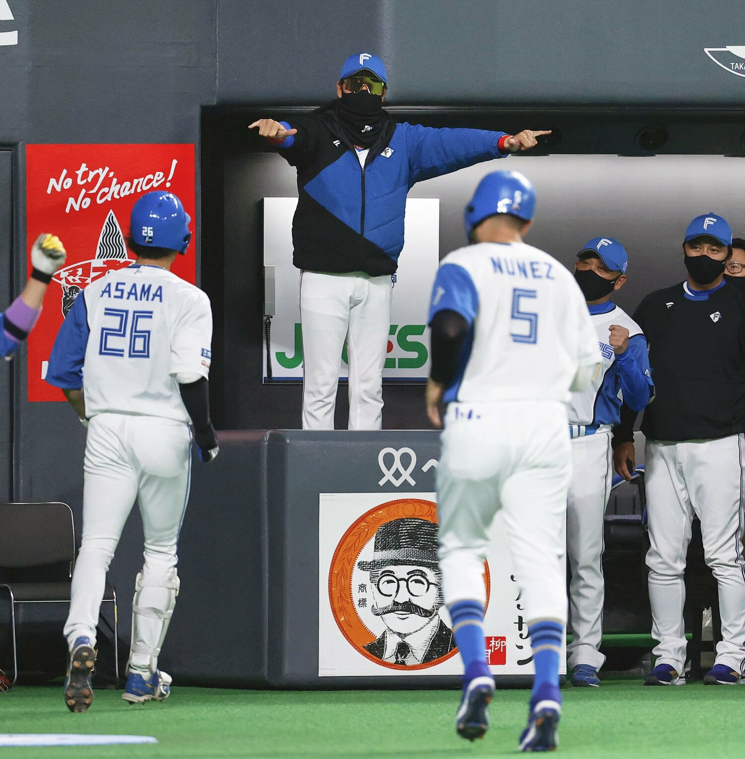 浅間のホームランに大喜びのBIGBOSS。新庄体制初勝利を挙げた　©Kyodo News