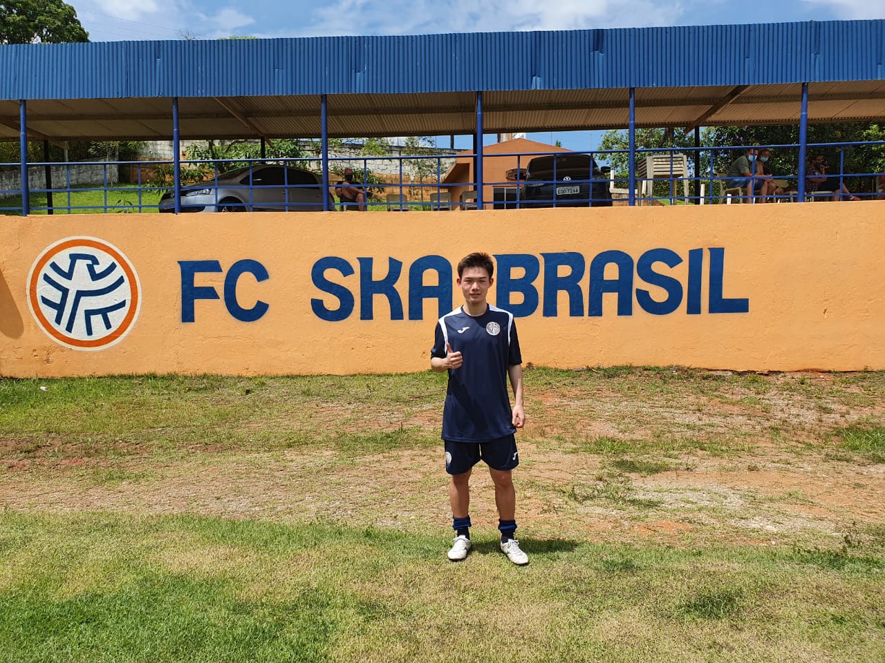 ブラジルで奮闘する甲斐（※写真をクリック、スワイプすると現地での甲斐らの奮闘ぶり、エジミウソンが運営する育成クラブの豪華な設備をご覧になれます） ©FC SKA BRAZIL