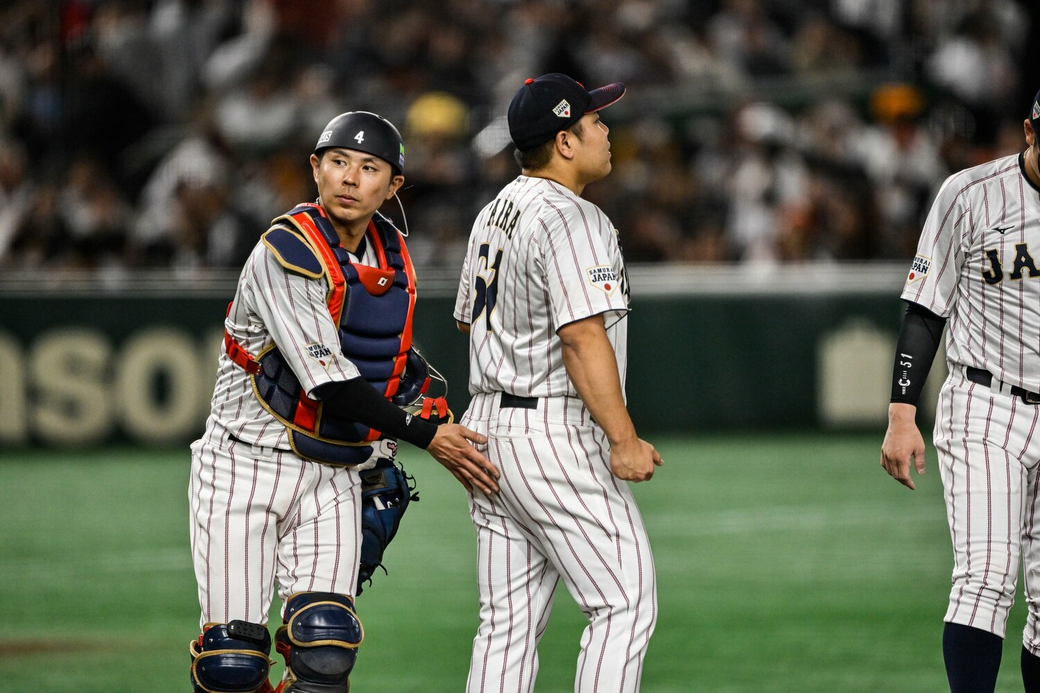 ピッチクロック違反を取られた平良とコミュニケーションをとる若月 ©Nanae Suzuki