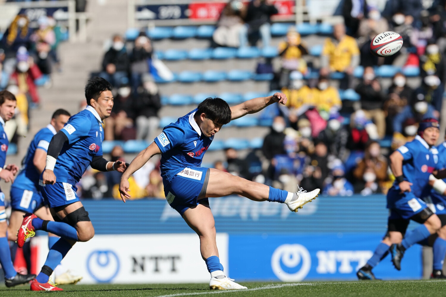 新世代の司令塔として名乗りをあげたSO家村健太 ©JRLO (写真をクリックするとそのほかのプレー写真がご覧いただけます)