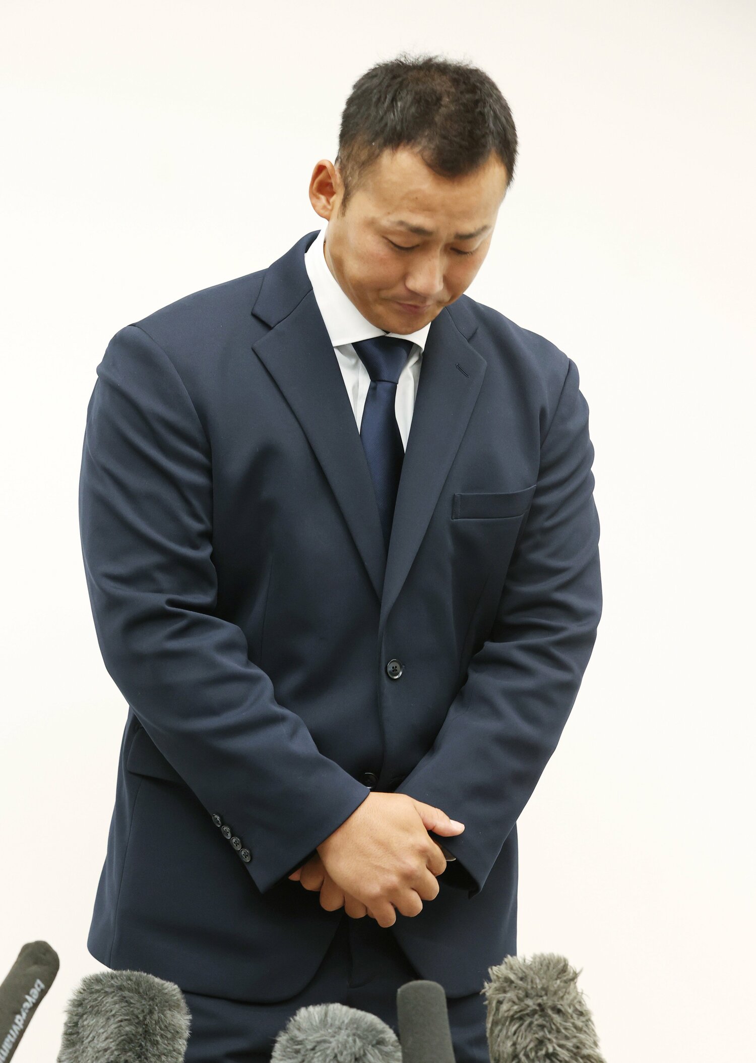 2021年8月、日本ハムから巨人に移籍し会見で頭を下げる中田翔　©︎JIJI PRESS