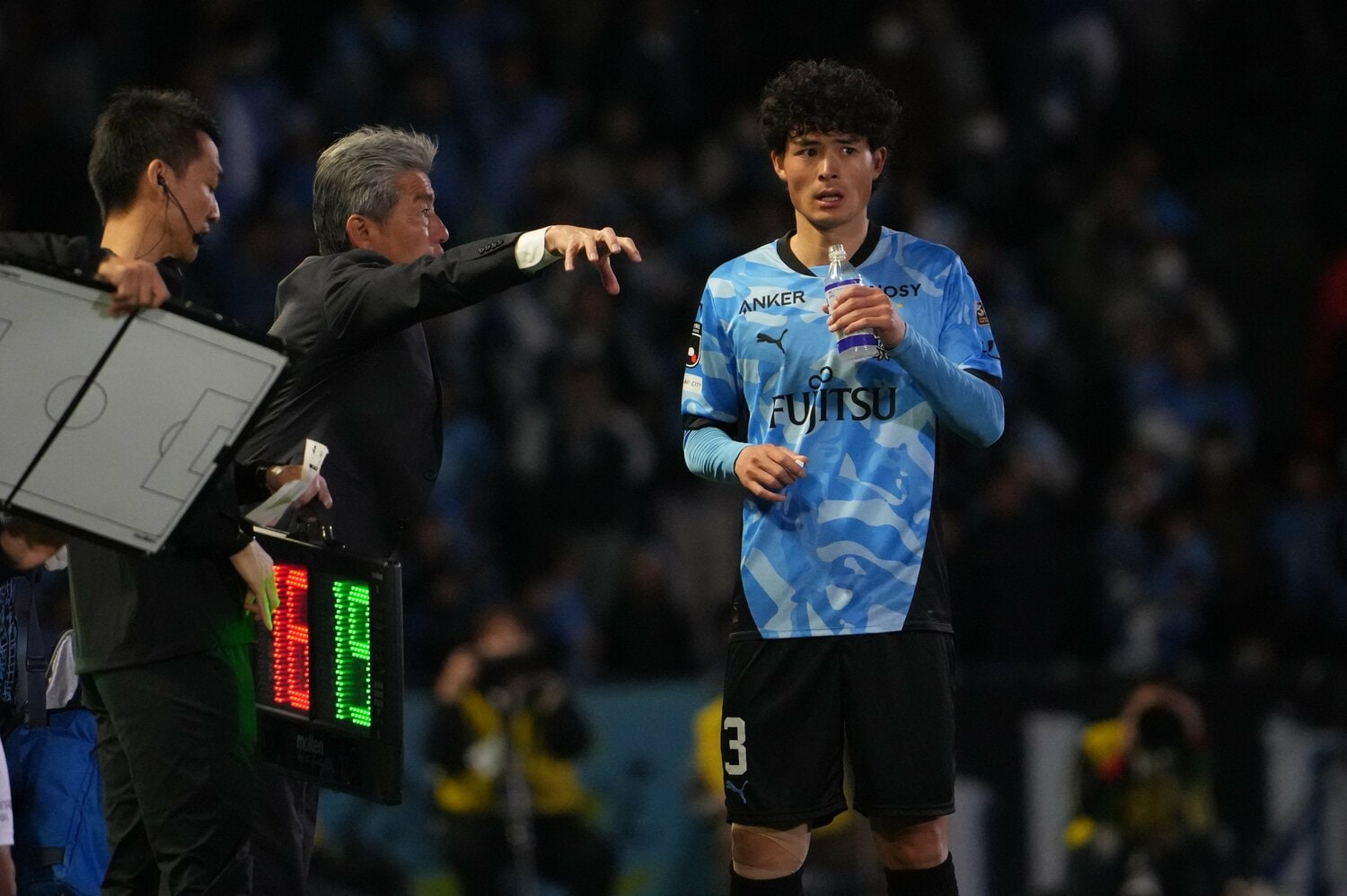 谷口栄斗に指示を送る長谷部茂利監督　©Masashi Hara/Getty Images