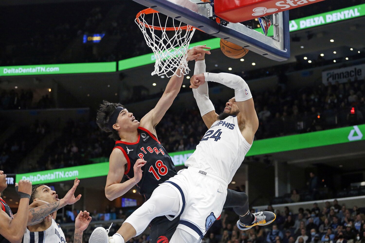 ディロン・ブルックスのダンクをブロックした渡邊雄太　©︎USA TODAY Sports/Reuters/AFLO