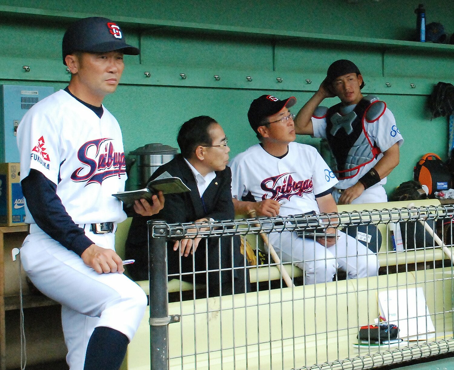 2012年、西部ガスのベンチで緊張感を漂わせる香田コーチ（当時、写真左）　©JIJI PRESS