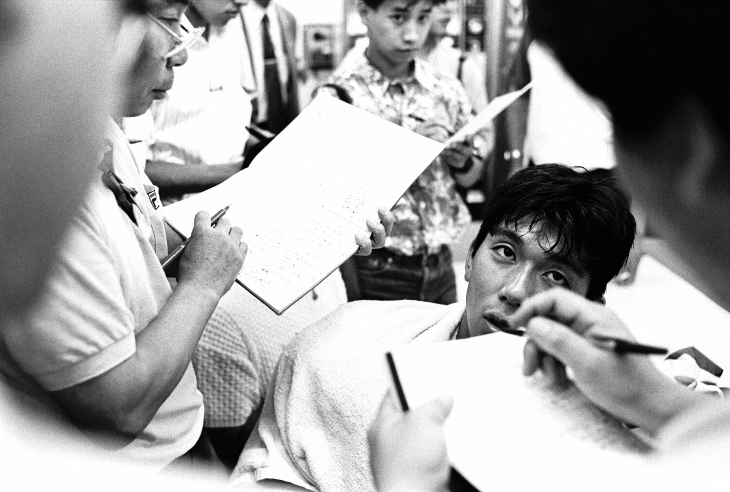 記者対応をする野茂。この年は17試合に登板し、8勝7敗、防御率3.63の成績だった　©Naoya Sanuki