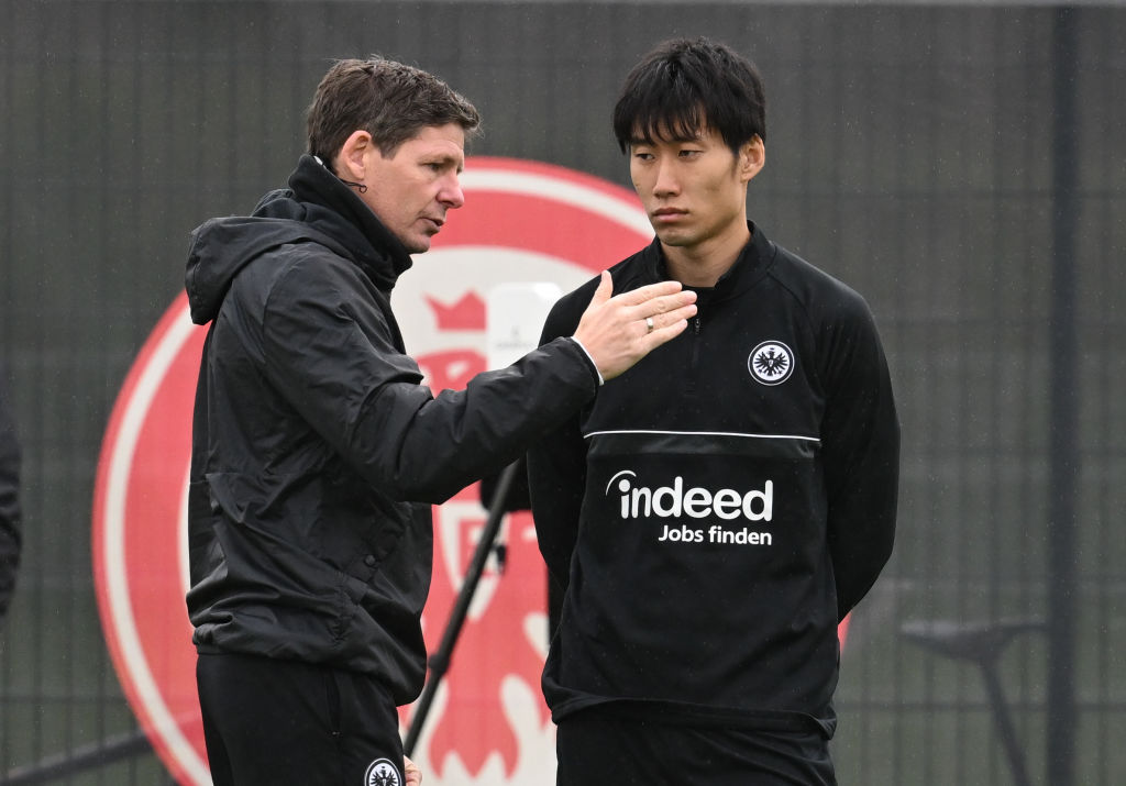 23年3月のグラスナー監督（当時）と鎌田　©Getty Images