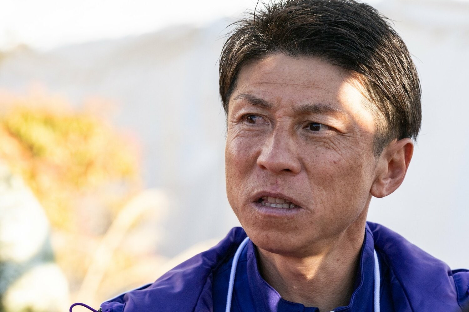 悔しさを押し殺したような表情で取材に答える藤田敦史監督　©Nanae Suzuki