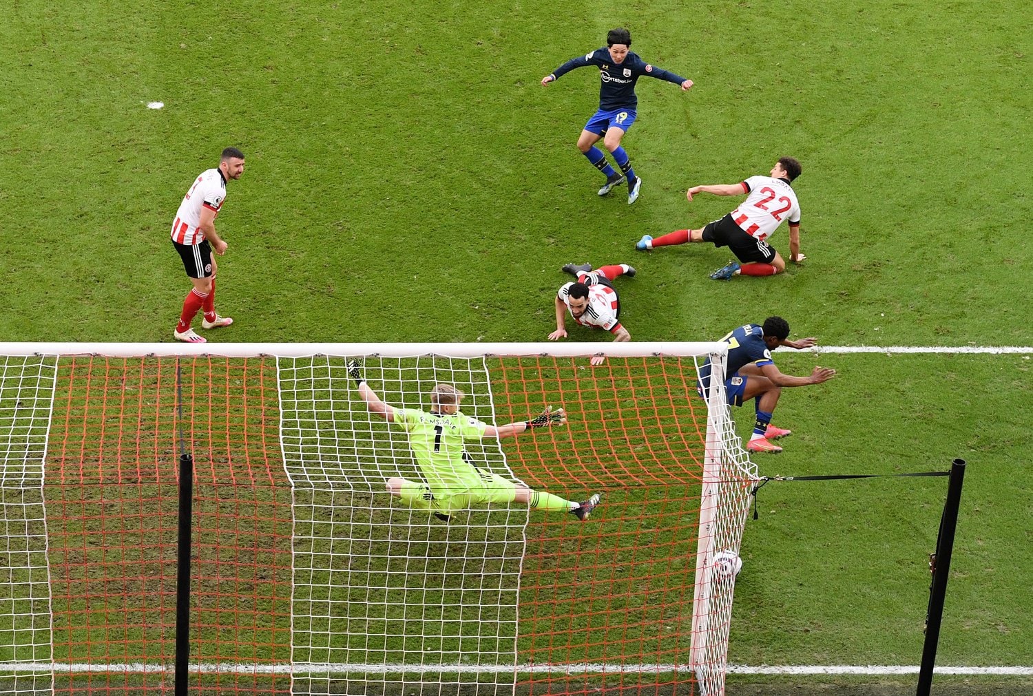 サイドから中央エリアに入り込んでいく動きは、南野独特のプレースタイルと言える©Getty Images