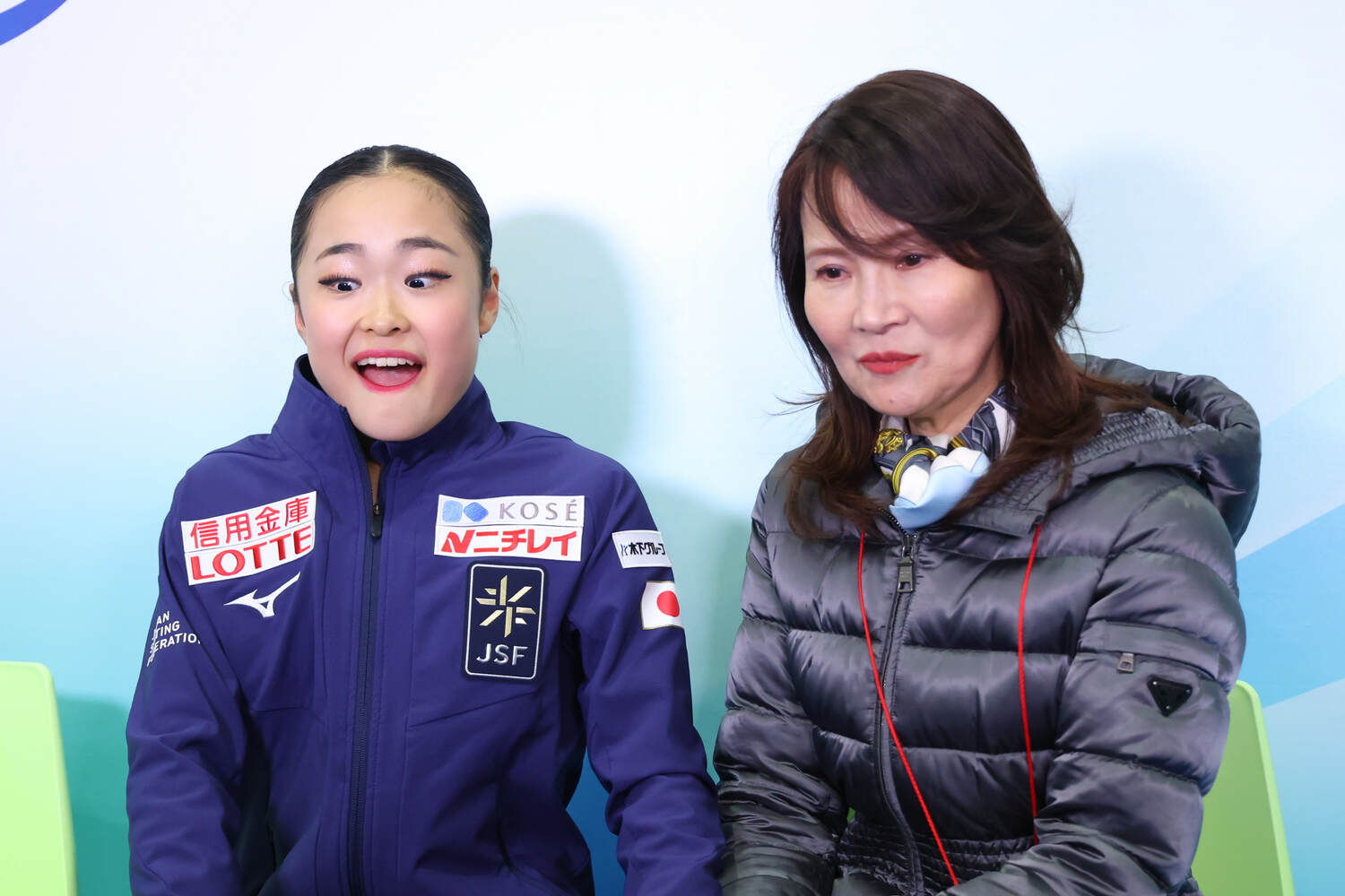 ショートプログラムでの自己最高得点に驚く島田麻央と濱田美栄コーチ　©︎AFLO