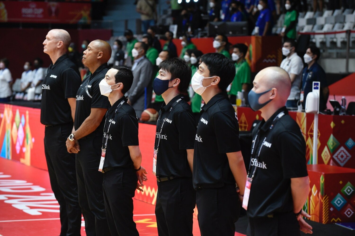 テクニカルスタッフとしてトム・ホーバスHCが率いる男子代表をサポートする冨山晋司（右から3人目）©︎JBA