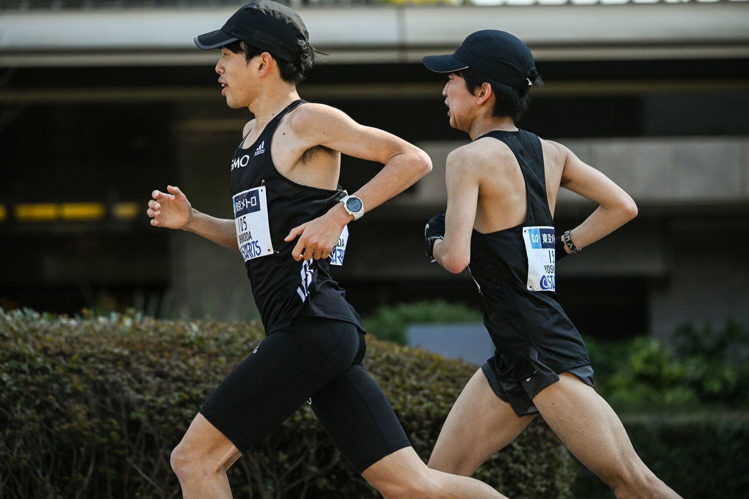 2022年の東京マラソンで並走する下田裕太と吉田祐也　©Nanae Suzuki