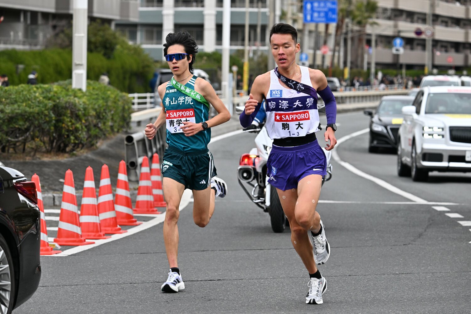 駒澤大・佐藤圭汰をとらえる太田　©Naoya Sanuki