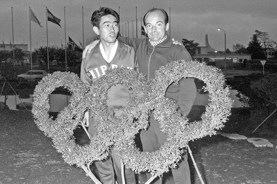 「日本サッカーの父」を偲んで――。クラマー氏と岡野最高顧問の絆。＜Number Web＞ photograph by AFLO
