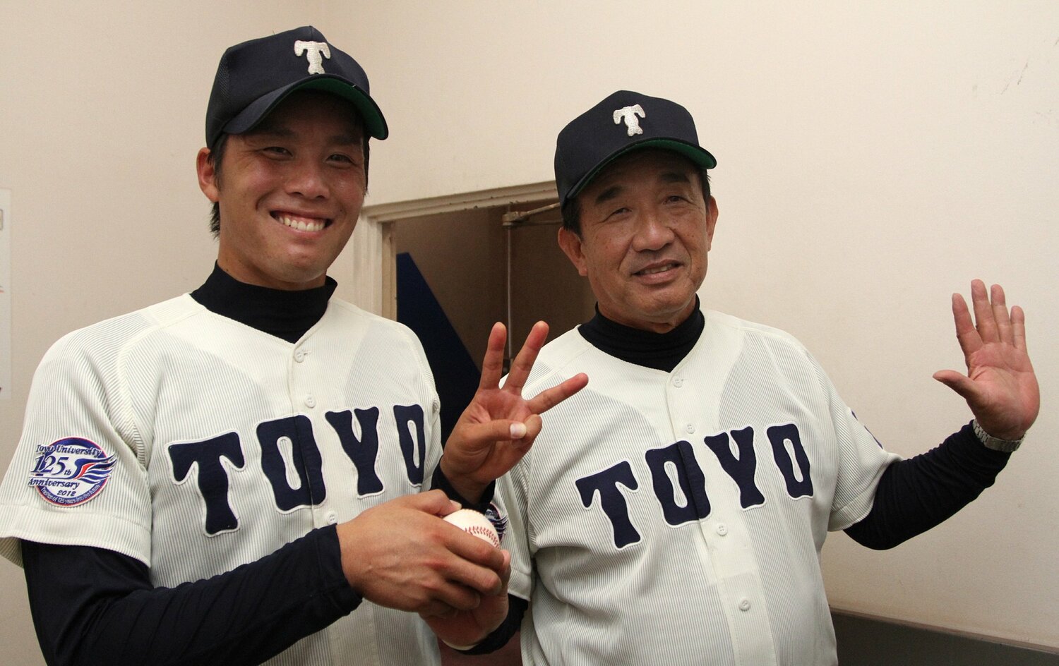 2011年撮影、東洋大・高橋昭雄監督と藤岡貴裕投手。藤岡はこの年のドラフトでロッテ、横浜、楽天の3球団から1位指名された　©Sankei Shimbun