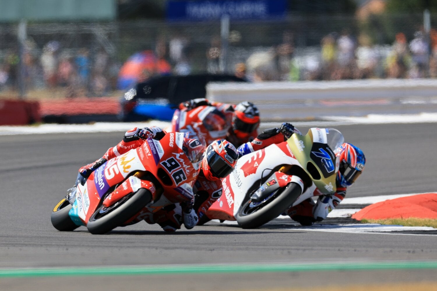 イギリスGPの終盤、小椋はディクソン（左）を捉えきれなかった