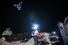 多彩な技を繰り出すトム・パジェス。 