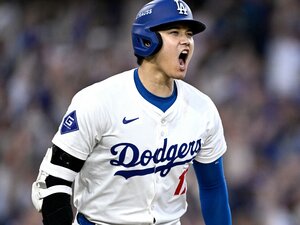 大谷翔平がニヤリ…通訳を待たずに答えた“ある質問”「そうなれたら、もちろん…」投球再開は未定、米国でも注目が集まる“開幕二刀流の現実味”