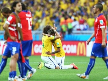 ブラジル、PK戦でチリを下し8強へ！「対極」の戦術が生んだ極上の死闘。＜Number Web＞ photograph by Getty Images