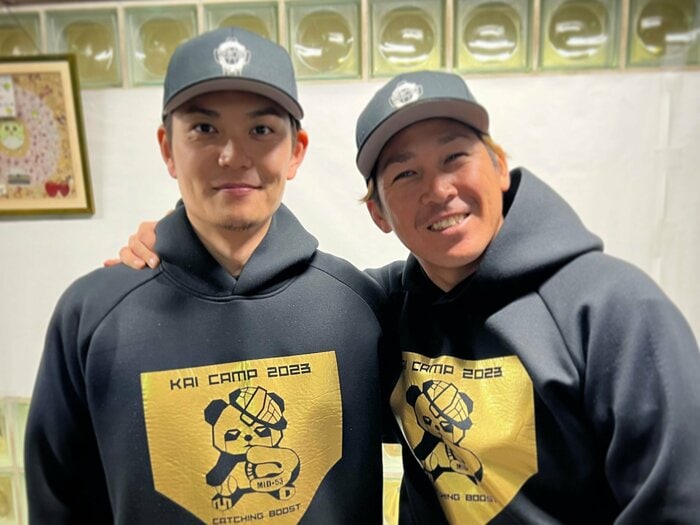 「WBCでは『ヘタクソ！』と誹謗中傷されて」YouTuberキャッチャーコーチと甲斐拓也“二人の変わり者”の挑戦とは？「日本の捕手は保守的ですから」＜Number Web＞ photograph by Hiromu Midorikawa