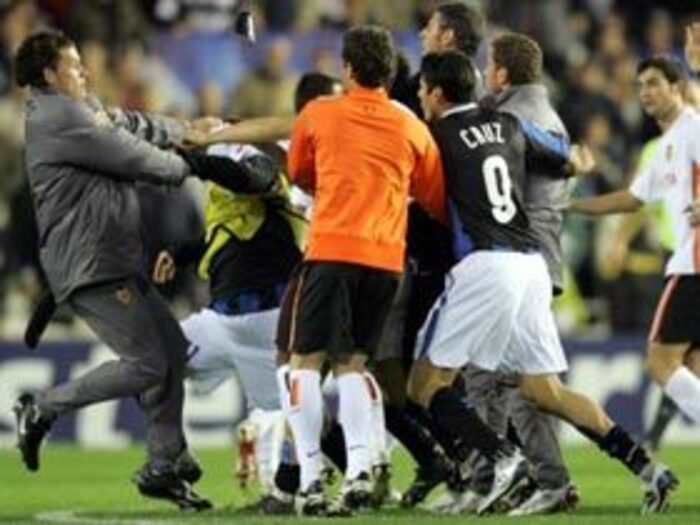 バレンシア乱闘劇の一部始終。＜Number Web＞ photograph by Tomohiko Suzui